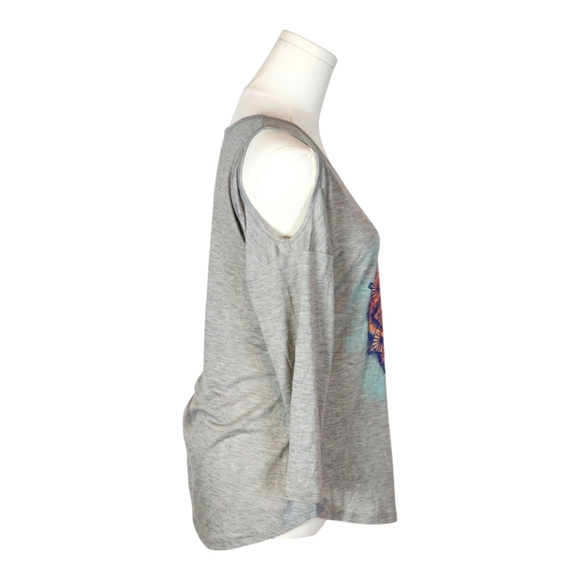 Jessica Simpson Cold Shoulder Graphic Tee Mandala Print Gray Top Size Small - Picture 2 of 6